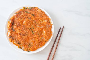 Kore kimçili krep ya da Kimçijeon - Kızarmış yumurta, kimçi ve un - Kore yemeği tarzı