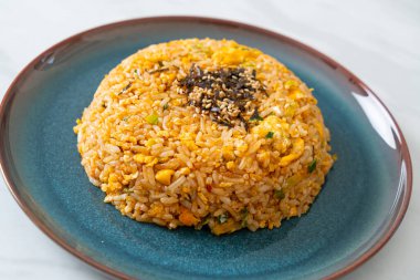 Kore usulü yumurta ile kızartılmış pirinç. Asya usulü.