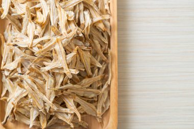 Kurutulmuş küçük çıtır balık.