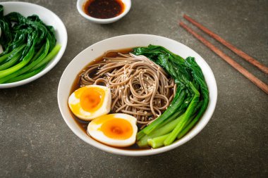 Yumurta ve sebzeli ramen eriştesi. Vejetaryen ya da vejetaryen yemek tarzı.
