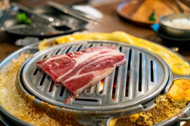 Kore usulü ızgara domuz eti ve sığır eti veya Kore barbeküsü.