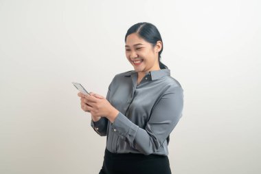 Beyaz arka planda akıllı telefon ya da cep telefonu kullanan Asyalı kadın