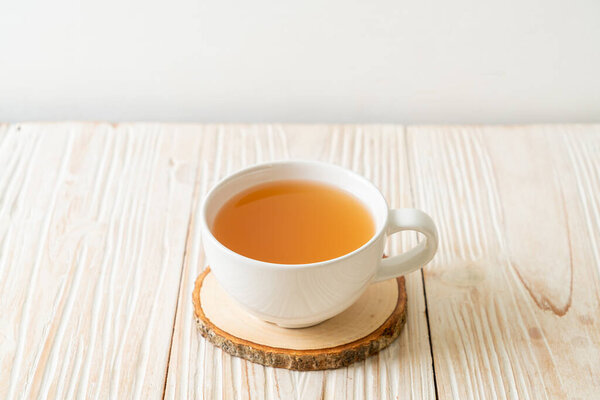 бокал свежего и горячего имбирного сока с корнями имбиря - Здоровый стиль напитка