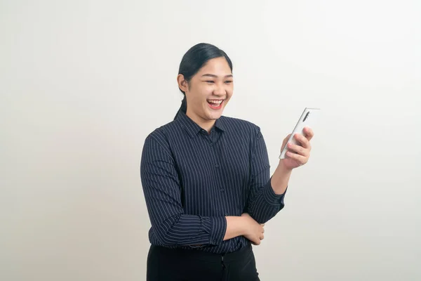 使用智能手机或白色背景手机的亚洲女性 — 图库照片