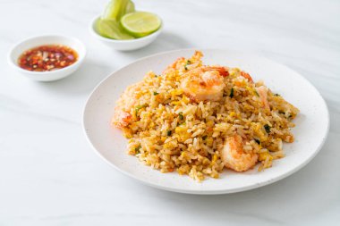 Tayland usulü ev yapımı kızarmış karides. Asya usulü.