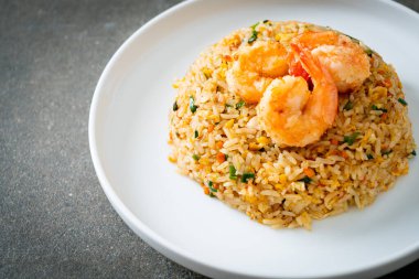 Tayland usulü ev yapımı kızarmış karides. Asya usulü.