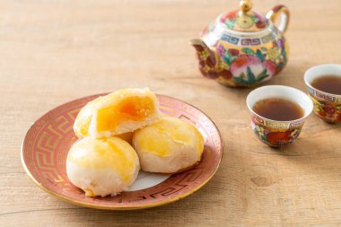 Çin pastası ay pastası ve tuzlu yumurta fıstığı ya da fındıklı börek ve tuzlu yumurta Asya yemeği.
