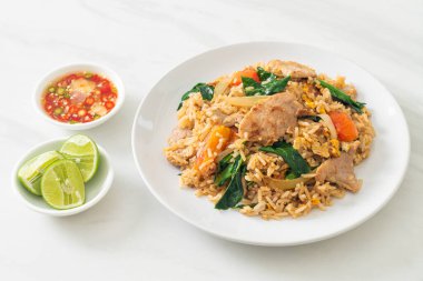 Beyaz tabakta domuz etli ev yapımı pilav.