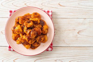 Baharatlı soslu kızarmış köfte - Tayland sokak yemeği tarzı