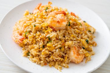 Tayland usulü ev yapımı kızarmış karides. Asya usulü.