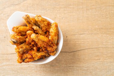 Beyaz kasede kızarmış tavuk kanadı.