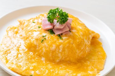 Pirinçli kremalı omlet veya jambonlu pilav ve yumuşak omlet.