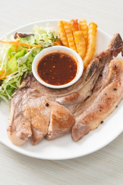 Tayland baharatlı soslu ızgara domuz pirzolası bifteği veya Jaew sosu - füzyon yemeği tarzı