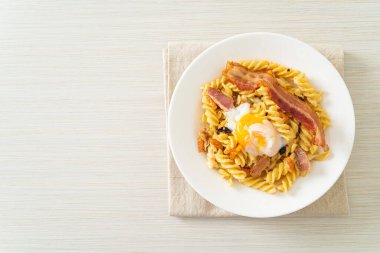 Carbonara fusilli makarna baharatlı pastırma - İtalyan yemeği tarzı.