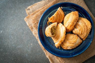 Körili börek, içi doldurulmuş tavuk.