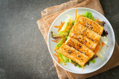Susamlı teriyaki tofu salatası. Vejetaryen ve vejetaryen yemek tarzı.