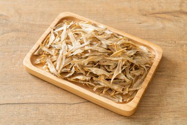 Kurutulmuş küçük çıtır balık.