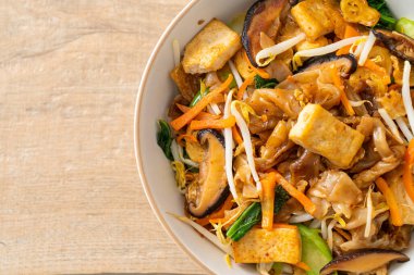 Tofu ve sebzeli kızarmış şehriye. Vejetaryen ve vejetaryen yemek tarzı.