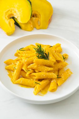 Balkabaklı, kremalı ve biberiyeli makarna.