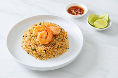 Tayland usulü ev yapımı kızarmış karides. Asya usulü.