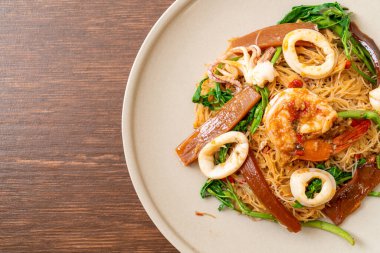 Kızarmış pirinç vermicelli ve deniz mahsullü mimoza, Asya usulü.