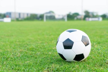 Futbol sahası arka planında fotokopi alanı ile futbol topu