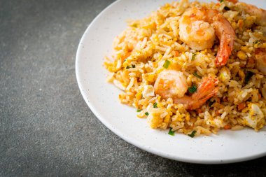 Tayland usulü ev yapımı kızarmış karides. Asya usulü.