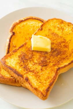 Kahvaltıda tereyağlı ve ballı tost.