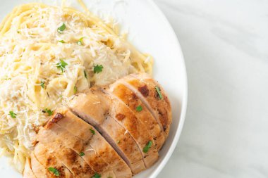 Ev yapımı spagetti beyaz kremalı sos ve ızgara tavuk.