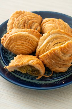 Körili börek, içi doldurulmuş tavuk.