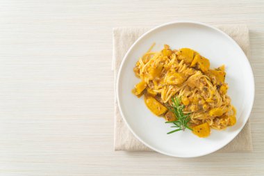 kabaklı spagetti makarna alfredo sosu - vegan ve vejetaryen yemek tarzı