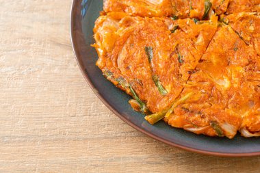 Kore kimçili krep ya da Kimçijeon - Kızarmış yumurta, kimçi ve un - Kore yemeği tarzı