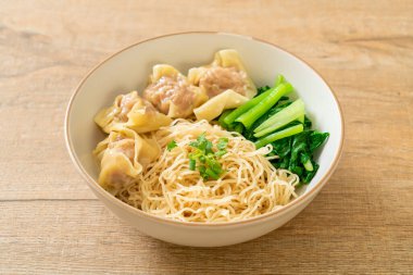 Kurutulmuş yumurtalı erişte ile domuz çorbası ya da Asya usulü domuz etli börek.