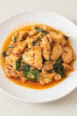 Kızarmış tavuğu acı biber ezmesi ya da biber ezmesi ile karıştırmak - Asya yemeği tarzı