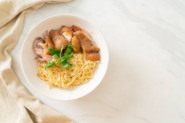 Kurutulmuş domuz budu erişte kasesi, Asya usulü.