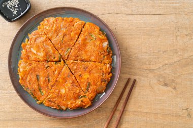 Kore kimçili krep ya da Kimçijeon - Kızarmış yumurta, kimçi ve un - Kore yemeği tarzı