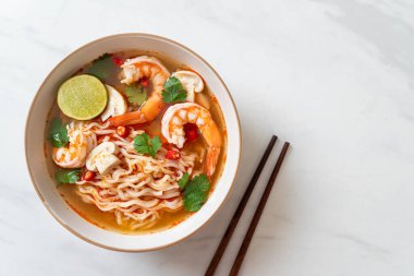 Karidesli baharatlı erişte çorbası (Tom Yum Kung) - Asya yemeği tarzı