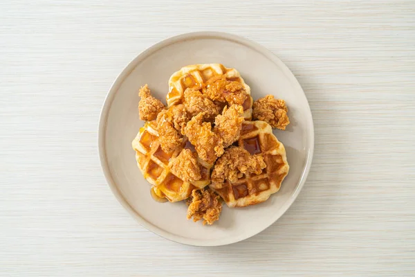 Ballı Akçaağaç Şuruplu Yapımı Kızarmış Tavuk Waffle — Stok fotoğraf