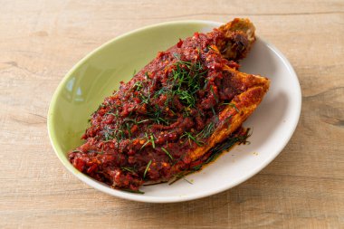 Tayland usulü kızarmış balık ve kırmızı biber sosu. Asya usulü.