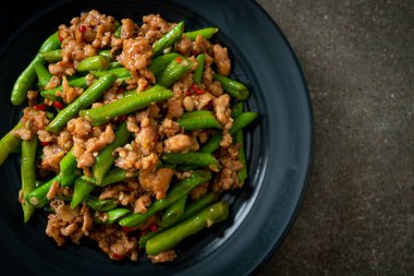 Kızarmış Fransız fasulyesi ya da kıymalı yeşil fasulye. Asya usulü.