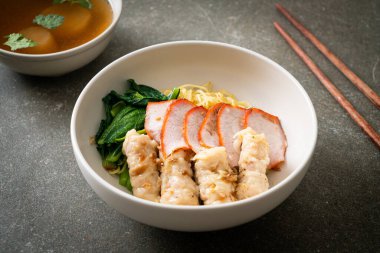 Barbekü Kırmızı Domuz eti ve Asya usulü Çorbalı Wonton Eriştesi.