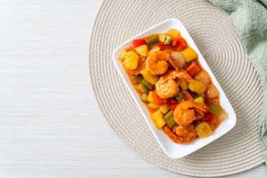 Kızarmış tatlı ve ekşi, tabakta karides, Asya usulü.