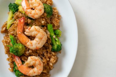 Brokoli ve karidesli kızarmış pirinç.