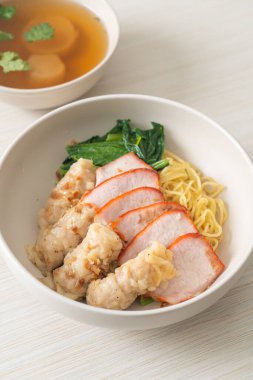 Barbekü Kırmızı Domuz eti ve Asya usulü Çorbalı Wonton Eriştesi.