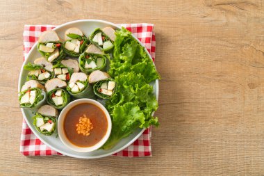 Vietnam köftesi dürümü veya Vietnam salatası dürümü veya Namnueng veya Nem Nuong - Asya yemeği tarzı