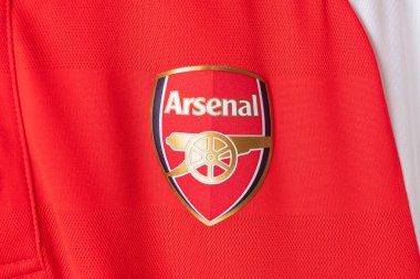 Bangkok, Tayland - 18 Ocak 2022: Arsenal retro tişört ev forması üzerindeki Arsenal logosunu kapat