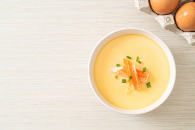 Yengeç sopasıyla haşlanmış yumurta ve taze soğan.