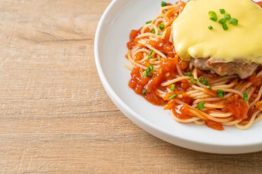 Hamburg ve peynirli spagetti domates sosu.