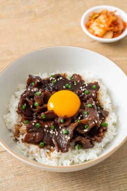 Soya aromalı pilav veya Japon Pork Donburi kasesi - Asya yemeği tarzı