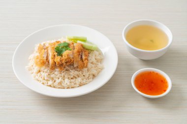 Kızarmış tavuklu pilav ya da Hainanese tavuklu pilav - Asya usulü.